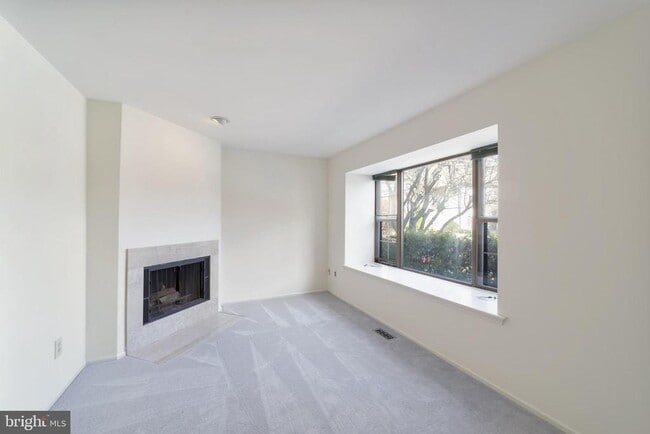 Building Photo - 10 Liberte Ln