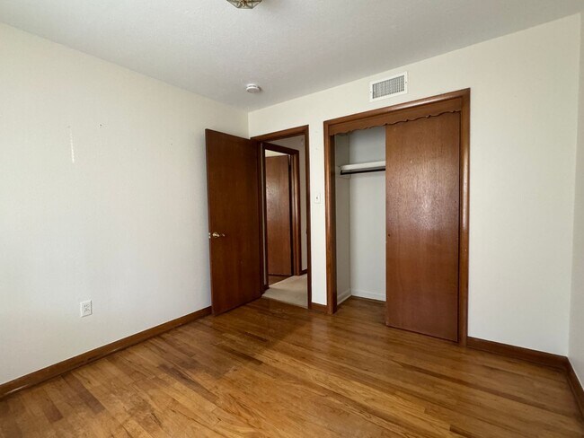 Building Photo - 4512 NW Cheyenne Ave