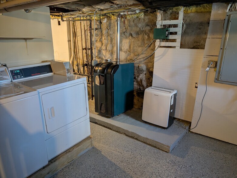 Building Photo - 9 Wall St