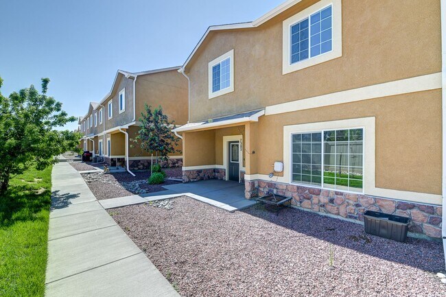 Building Photo - Move-In Ready Townhome with Luxury Finishe...