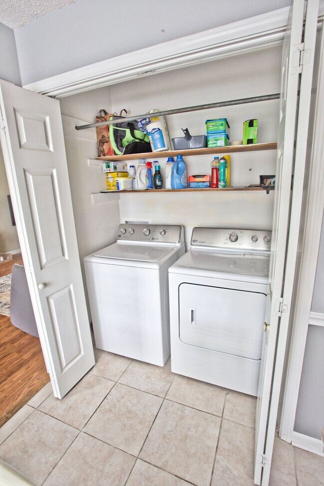 Building Photo - 2627 Holly Rock Dr