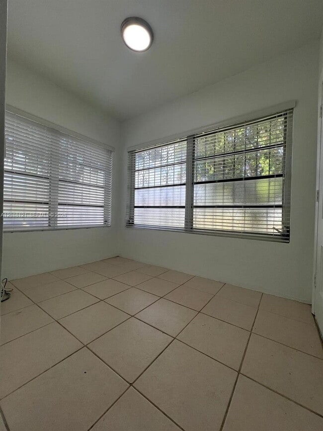 Building Photo - 301 NW 35th Ave