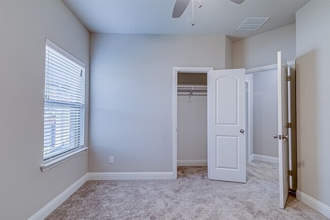 Building Photo - 327 Sweetspire Dr