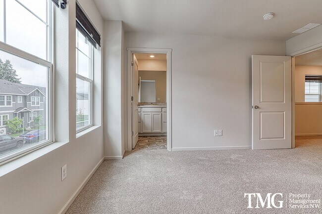Building Photo - 3 Bed 2.5 Bath Townhome on a Corner Lot in...
