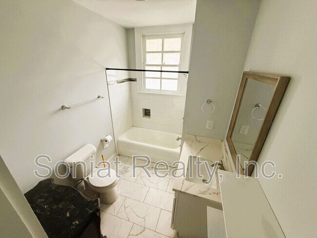 Building Photo - 3308 Upperline St