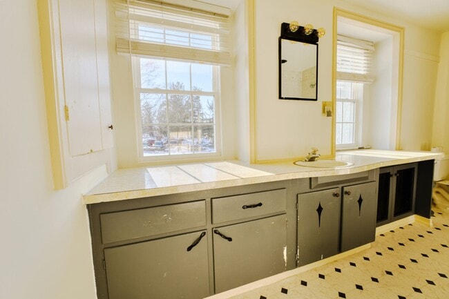 Building Photo - Beautiful 4 Bedroom Farm House