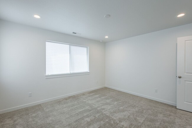 Building Photo - Brand New 3 bed 2.5 bath with flex room No...