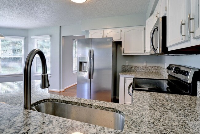 Building Photo - Well Maintained Coventry Home
