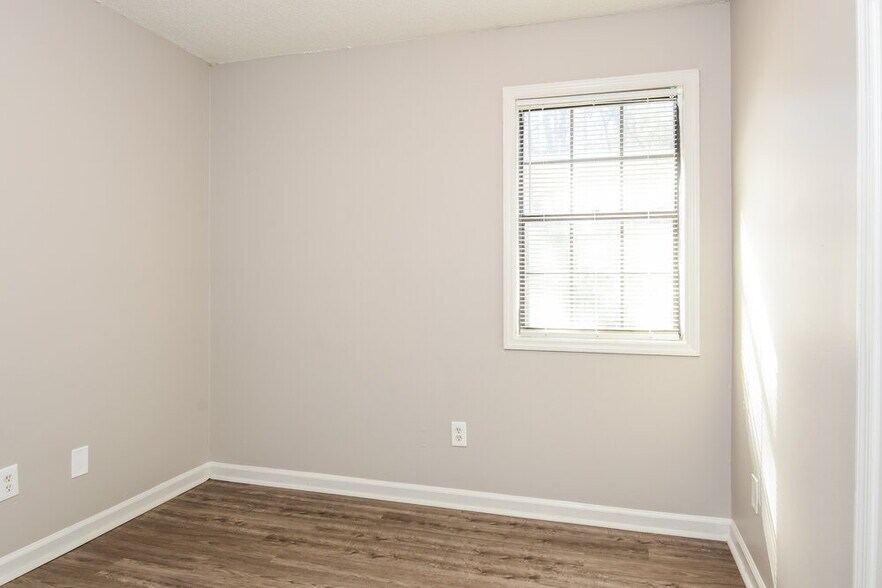 Building Photo - 5026 Hawthorne Ct