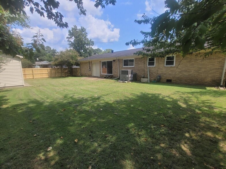 Building Photo - 2021 Greenbrier Rd