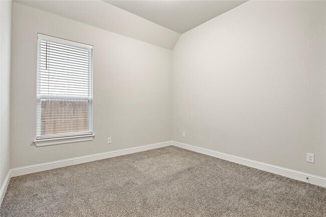 Building Photo - 2004 Highland Ridge Rd