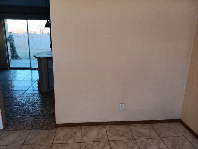 Building Photo - Spacious 2 Bedroom 3 Bathroom!! Pictures a...