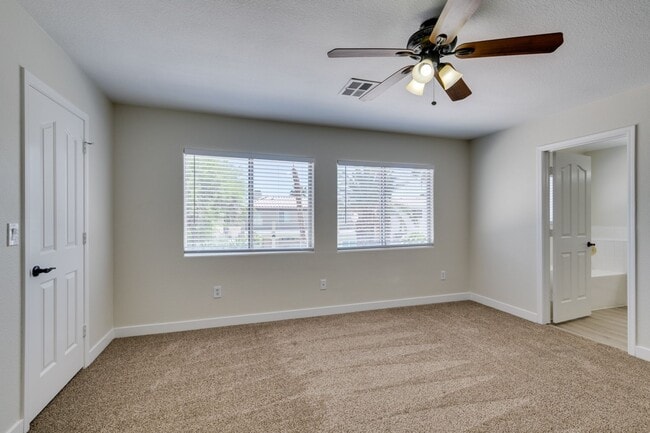 Building Photo - Stunning 3 Bedroom, 2.5 Bathroom Home in E...