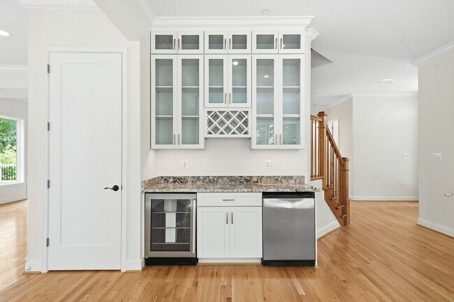 Building Photo - 5116 Shore Dr