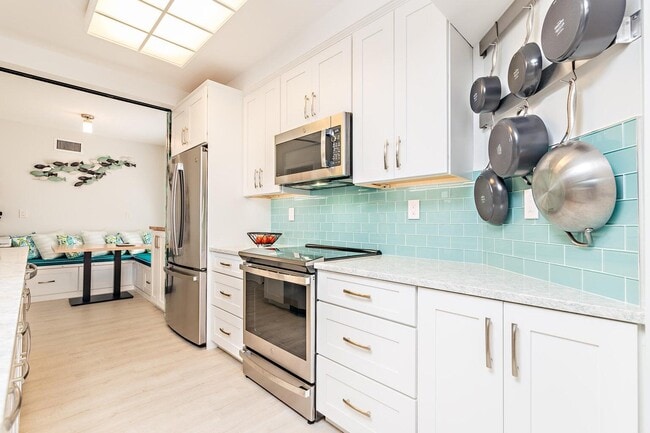 Building Photo - 16940 W Bay Dr