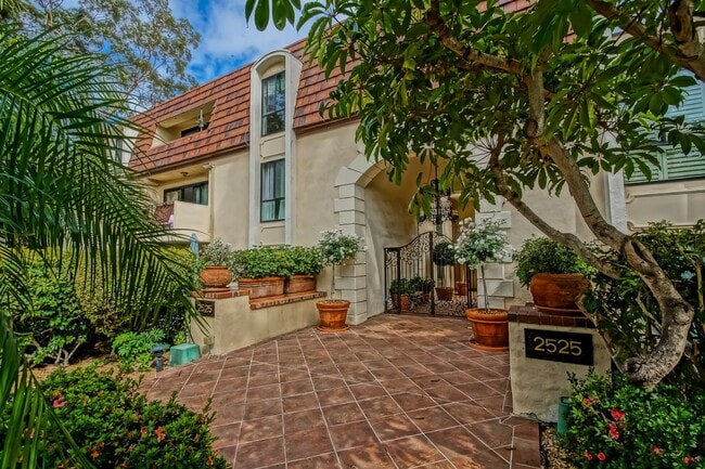 Building Photo - Newly Remodeled, Bright & Airy End Unit Condo in the beautiful "Villa Florenza" Complex in the he...