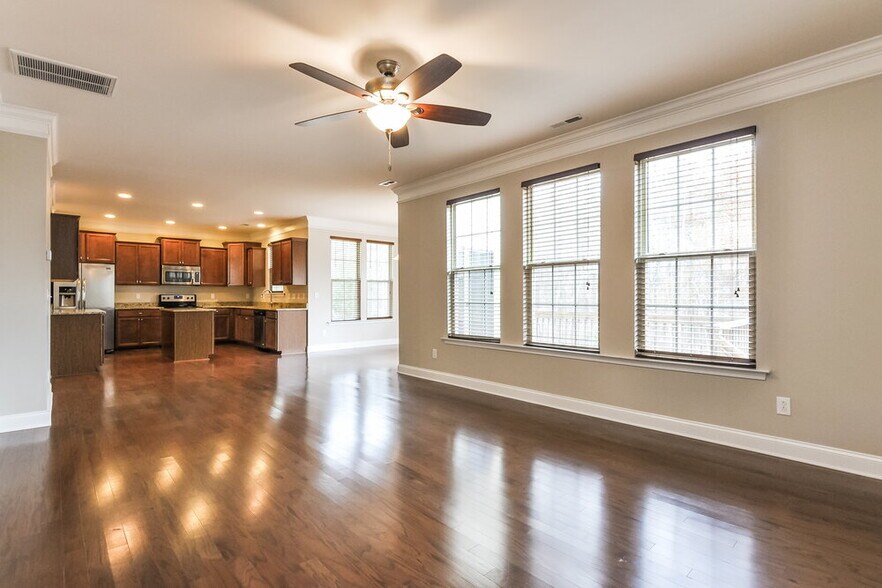 Building Photo - 180 Davelyn Ct