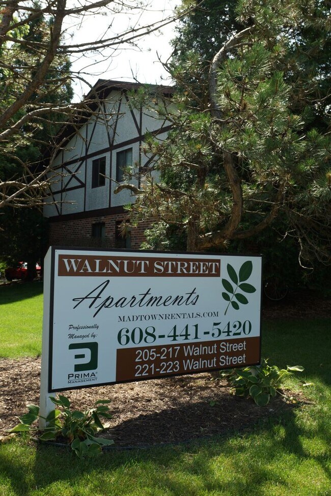 Building Photo - Newly Remodeled 2-Bedroom Apartment in Ore...
