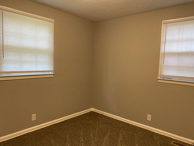 Building Photo - Great Location! Off College St! 3 Bed/1 Bath with 1000 sq. ft.