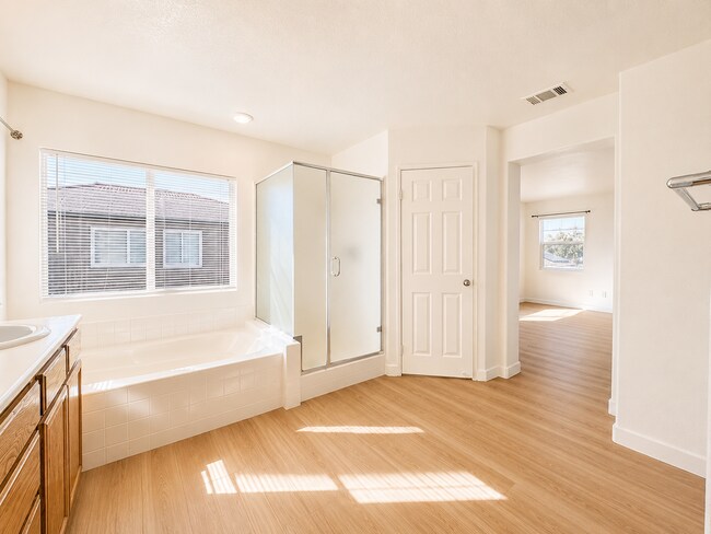 Building Photo - Beautifully Updated 5 Bedroom House with 3 Car Garage For Rent