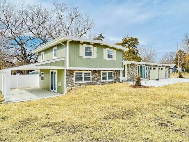 Building Photo - Gorgeous fully updated 3 bed 3 bath near KU Campus!