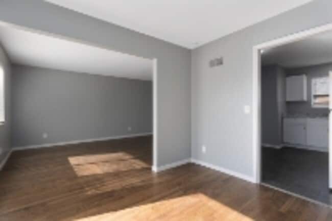 Building Photo - 401 W 87 Pl