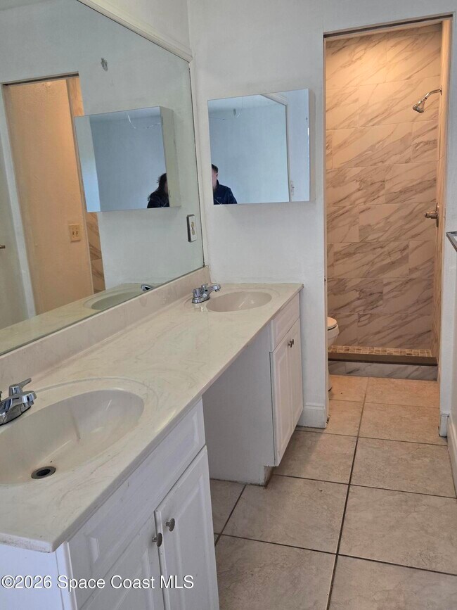 Building Photo - 771 Onyx Dr NE