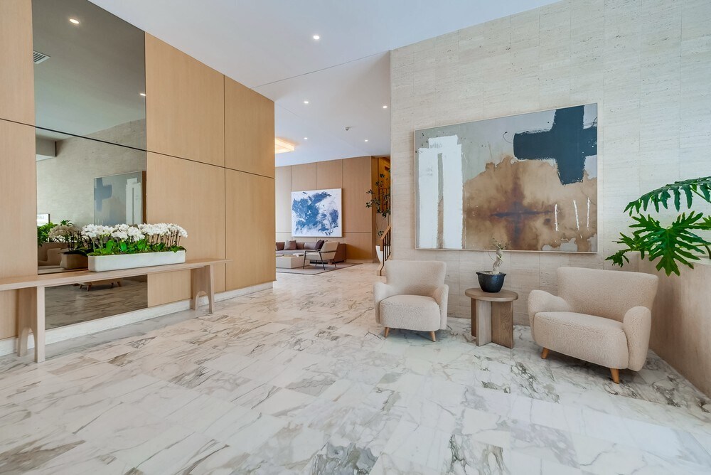 Building Photo - 999 N Doheny Dr