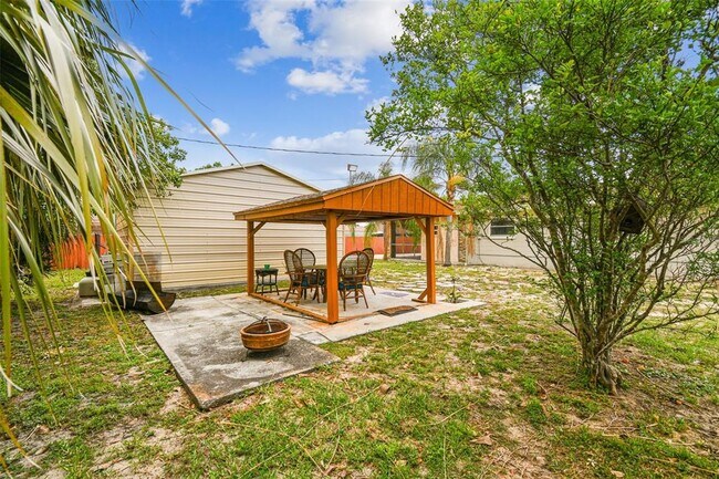 Building Photo - 1302 Brandonwood Dr