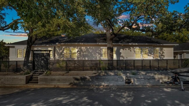 Building Photo - 1810 Palma Plaza