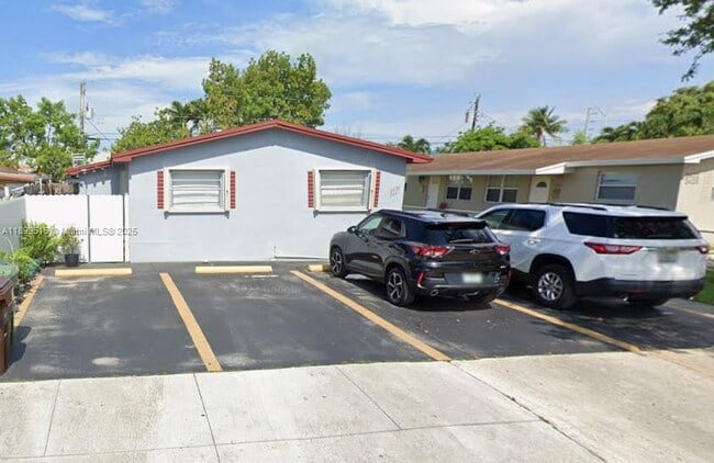 Building Photo - 2439 W 9th Ln