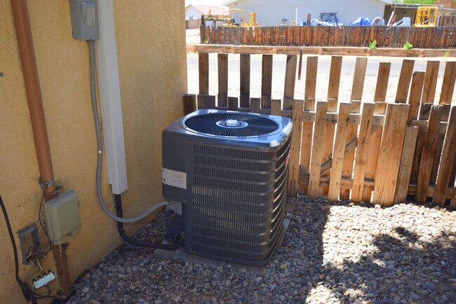 Building Photo - 3 bed 2 bath 2cg in SE Rio Rancho