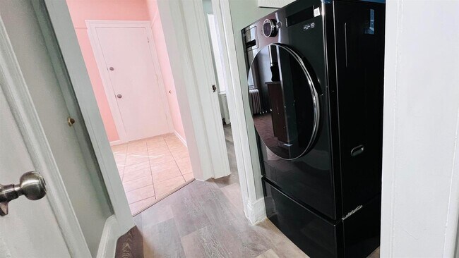 Building Photo - 197 Hutton St