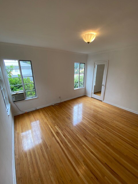 Building Photo - 124 Sweetzer Ave