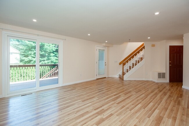 Building Photo - 10 E Bluff Rd