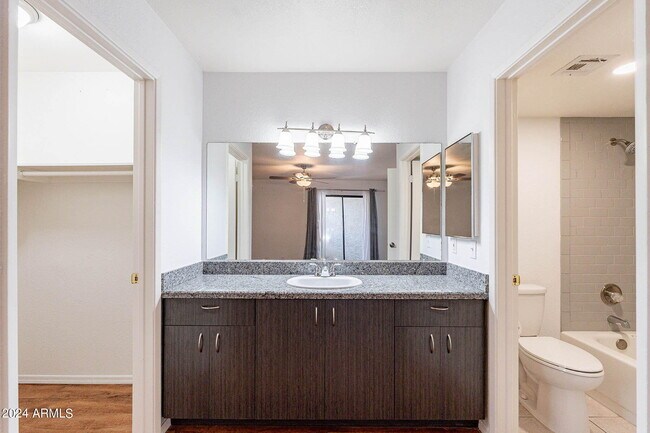 Building Photo - 850 S River Dr