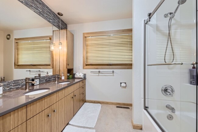 Building Photo - Stunning 4 BDR/2BA Mountain Retreat