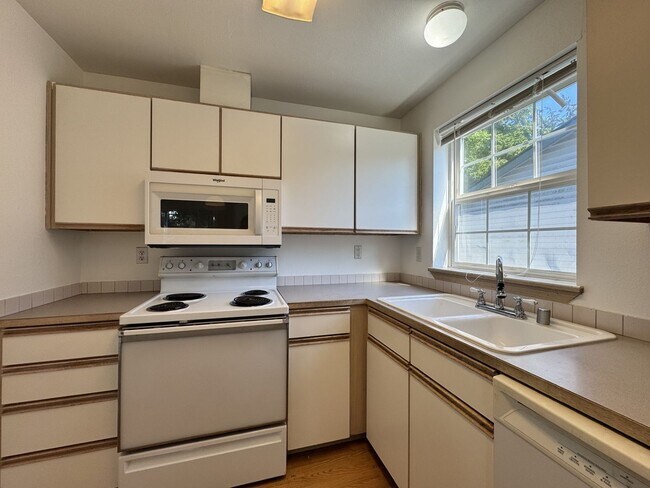 Building Photo - Spacious 3 bed 1.75 bath top floor unit in Des Moines