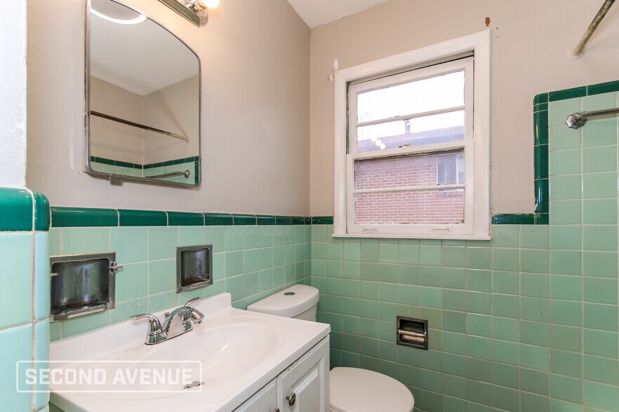 Building Photo - 1924 Portage Ave