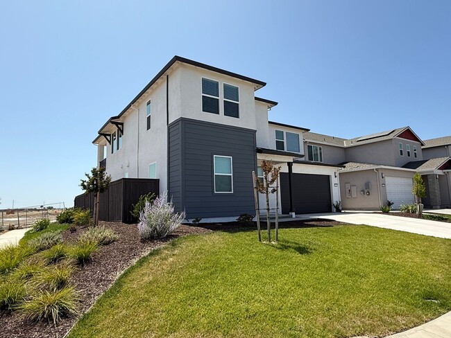 Building Photo - Beautiful Northlake 4 BED 3.5 BATH