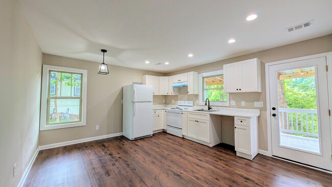 Building Photo - Newly Renovated | Upstairs Duplex | Minute...