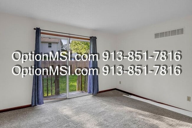 Building Photo - Spacious Townhome!