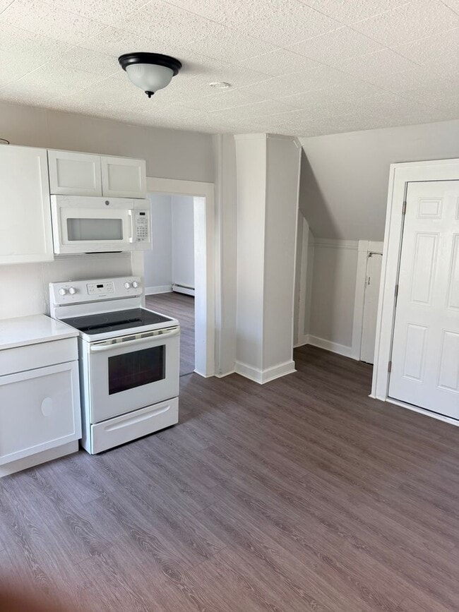 Building Photo - 221 Fairview St