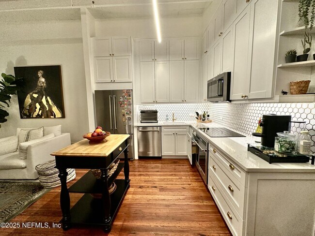 Building Photo - 301 E Bay St