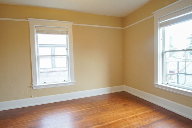 Building Photo - Gorgeous Humboldt Classic: Top Floor 1 Bedroom!