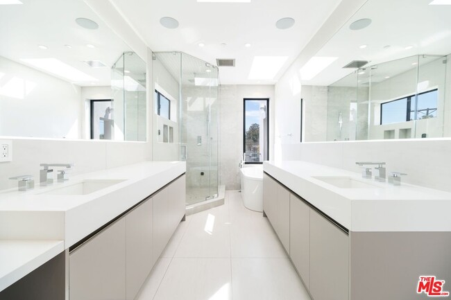 Building Photo - 159 S Bowling Green Way