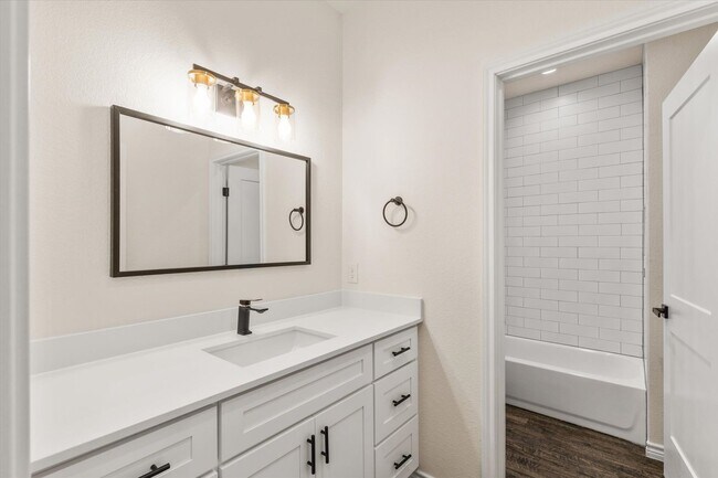 Building Photo - 1402 Courtney Pl