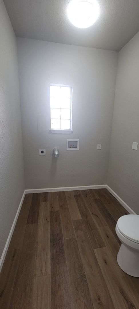 Building Photo - Gorgeous Garage Apartment!