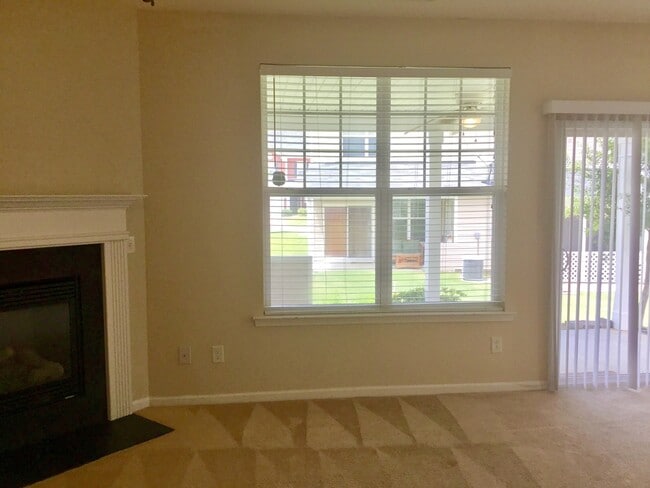 Building Photo - End Unit Townhome with Tons of Extra Storage!