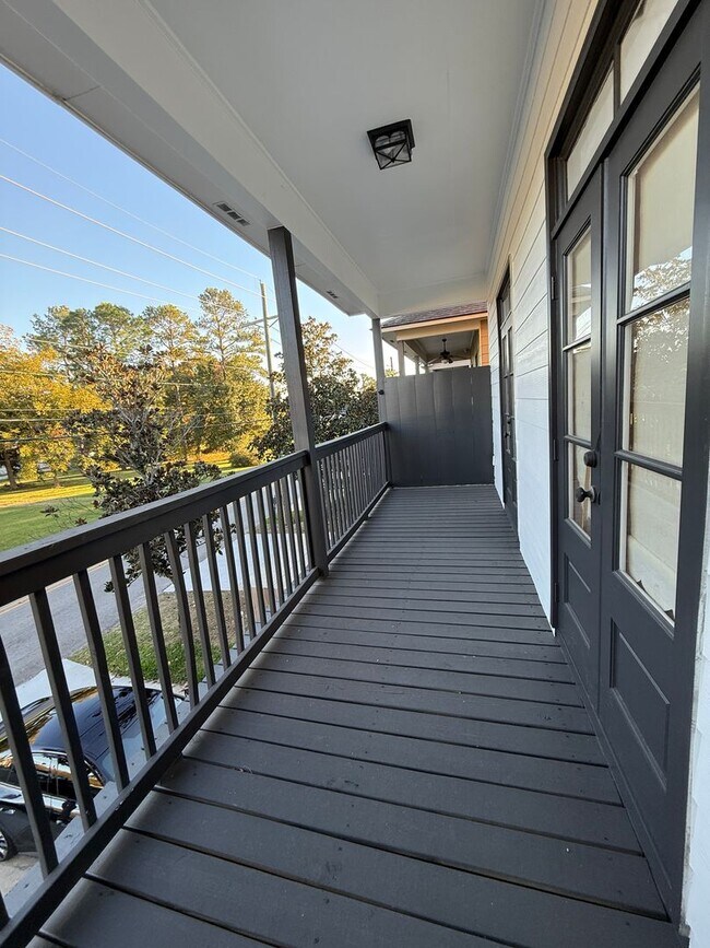 Building Photo - Must See this Beautiful  3/2 Townhome  Available NOW